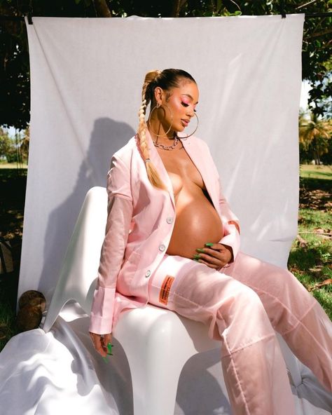 Singer DaniLeigh Reveals She Is Having A Baby Girl - Emily CottonTop Dani Leigh, Unique Maternity Photos, Pregnancy Belly Photos, Couple Pregnancy Photoshoot, Maternity Photoshoot Outfits, Pregnancy Goals, Preggo Fashion, Maternity Photoshoot Poses, A Pregnant Woman