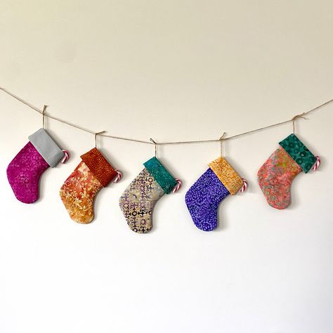 Stocking Garland, Stitching Diy, Free Quilting Patterns, Garland Diy, Diy Garland, Christmas Room, Miniature Christmas, Quilting Patterns, Free Quilting