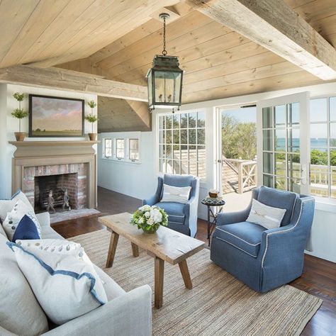 Beautiful Lake House Decor {inspiration} | The Turquoise Home Lake House Living Room, Living Room Design Styles, Beach Theme Living Room, Lake House Interior, Coastal Decorating Living Room, Beach House Interior Design, Lakeside Cottage, Cabin Interiors, Coastal Living Rooms