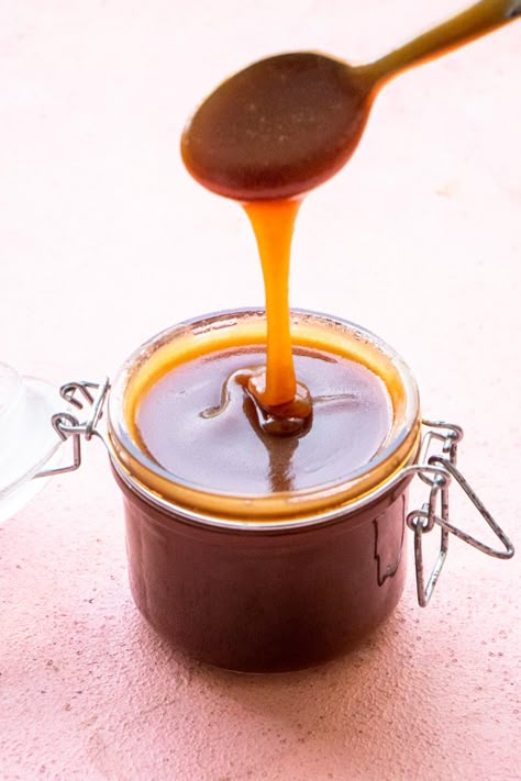 Easy Caramel Sauce With Milk, Carmel Sauce Recipe, Caramel Sauce With Milk, Toffee Sauce Recipe, Make Caramel Sauce, Homemade Caramel Recipes, Diy Caramel, Desserts Ice Cream, Pecan Sauce