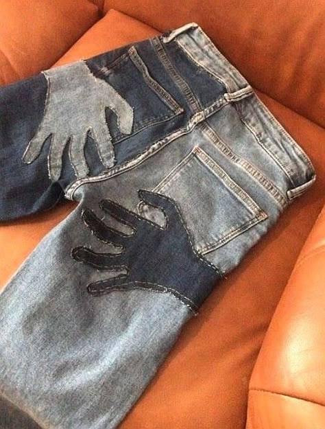 Scrap Jeans Projects, Custom Patchwork Jeans, Upcycle Clothes Denim, Jean Modification, Jeans Makeover Diy, Cute Upcycled Clothes Ideas, Upcycling Denim Jeans, Jean Upcycle Ideas, Denim Sewing Ideas