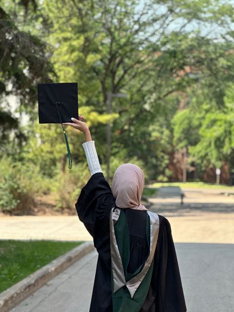 Faceless Graduation Photos, Graduate Picture Ideas, Hijabi Graduation Pictures, Graduation Pictures Hijab, Hijabi Graduation, Foto Graduation, Graduation Pose Ideas, Graduation Pictures Ideas, Wedding Hair Looks