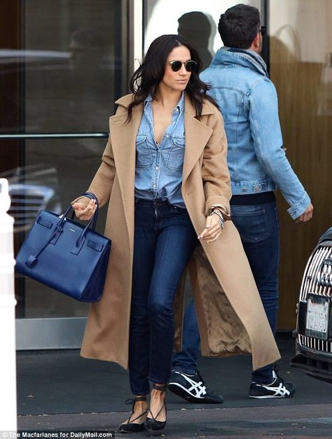 Meghan Markle Steps Out For Lunch In Max Mara Camel Coat - Meghan's Fashion Camel Coat Outfit Casual, Trenchcoat Outfit, Meghan Markle Outfits, Camel Coat Outfit, Trench Coat Outfit, Meghan Markle Style, Prinz Harry, Trench Coat Style, Fall Inspiration