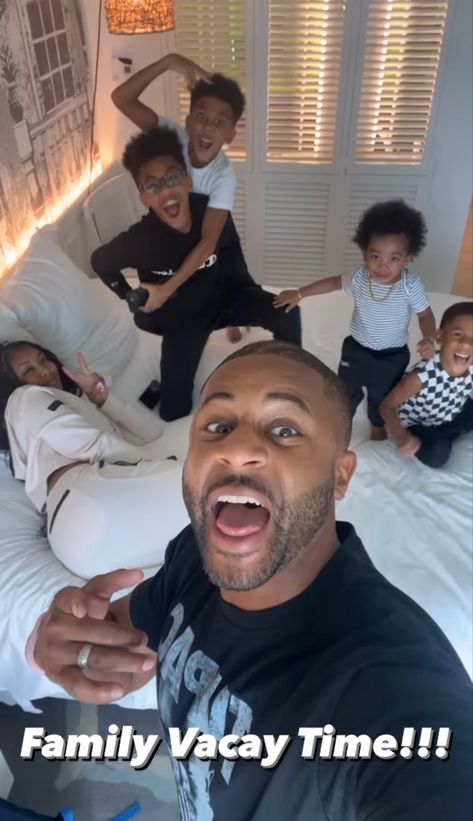 Black Family Goals Aesthetic, Black Aesthetic Family, Dream Family Aesthetic, Black Family Dinner, Black Family Vacation, Young Family Aesthetic, Black Family Travel, Family Time Aesthetic, Young Black Family Goals