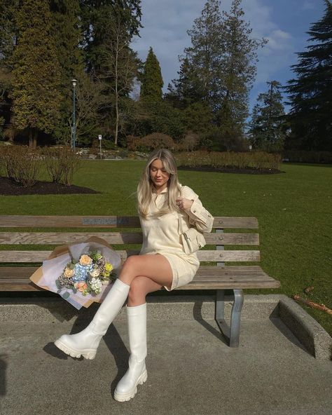 Sophie Suchan, Boots Outfit Ideas, Modeling Outfits, White Boots Outfit, I Attract, Hot Boots, Sitting Poses, Pic Pose, Winter Trends