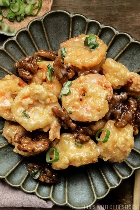 Honey Walnut Shrimp (Panda Express Copycat Recipe) Walnut Shrimp Recipe, Asian Chicken Recipes Easy, Takeout Recipes, Chinese Lemon Chicken, Honey Shrimp, Recipes With Chicken And Peppers, Asian Chicken Recipes, Walnut Shrimp, Sesame Chicken Recipe