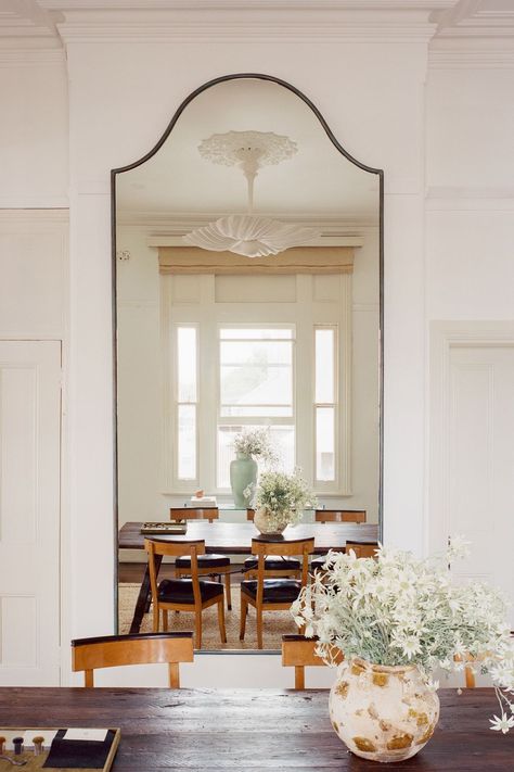 25 Mirror Decor Ideas From Designer Rooms Mirror Wall Decor Dining Room, Mirror Over Buffet Dining Room, Dining Room Wall Mirror, Mirror In Dining Room, Australia Interior Design, Dining Room Mirror, Mirror Office, Australia Interior, Latest Decorating Trends