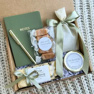 Thank U Gifts For Friends, Gift Box For Women Christmas, Gift For Women Day, Beige Gift Box Ideas, Self Love Gift Basket Ideas, Gifts For Someone Special, Sage Gift Basket, Wellness Gift Box Ideas, Mom Gift Box Ideas