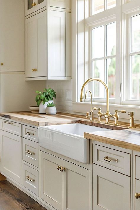 Cream And Gold Kitchen, Dream Kitchen Design Luxury, 2024 Kitchen Trends, Kitchen Trends 2024, White Kitchen Inspiration, 2022 Kitchen, Dreamy Kitchens, Kitchen Renovation Inspiration, Kitchen French