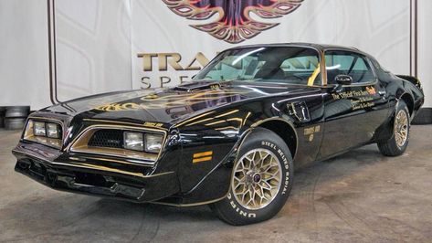 Bandit Trans Am, Famous Vehicles, Jeep Wheels, American Tv Show, Smokey And The Bandit, American Flag Wallpaper, Tv Cars, Pontiac Firebird Trans Am, Nascar Race Cars