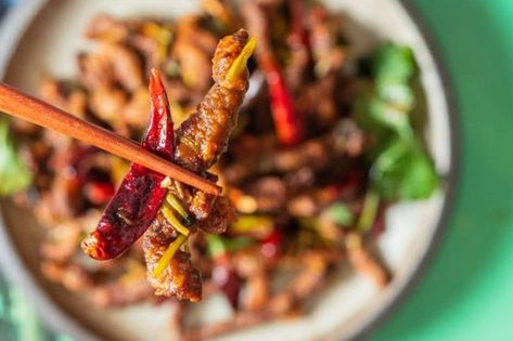 Air Fryer Crispy Chilli Beef, Air Fryer Crispy Beef, Beef Air Fryer, Chilli Beef Recipe, Crispy Chilli Beef, Spicy Chilli, Fakeaway Recipes, Crispy Beef, Chinese Stir Fry