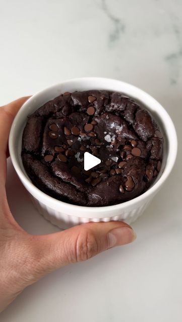 Calla Ramont on Instagram: "Gluten-free, dairy-free, & low in sugar brownie baked oatmeal 🍫🍫 the perfect healthy breakfast, snack, or even dessert 😆 

Ingredients 
1/3 cup oats 
1/2 spotty banana 
1 egg 
1/4 cup milk of choice (I used coconut milk) 
1 heaping tbsp cocoa powder 
Pinch salt 
1/4 tsp baking soda 
Chocolate chips 
Optional - add 1 tbsp maple syrup, honey, coconut sugar or sweetener of choice if you want it sweeter! 

Directions 
1) add all ingredients (except chocolate chips) to a blender and blend until fully combined 
2) pour batter into a lightly greased oven-safe baking dish 
3) top with chocolate chips 
4) bake at 350F for 20-25 ish minutes. Top with sea salt and enjoy! 

#bakedoats #bakedoatmeal #cleaneating #oatmeal #breakfast #healthybreakfast #easyrecipes #healthyr Brownie Baked Oatmeal, Cup Desserts, Healthy Cocoa, Preworkout Snack, Perfect Healthy Breakfast, Protein Snack, Calorie Recipes, Healthier Food, No Bake Brownies