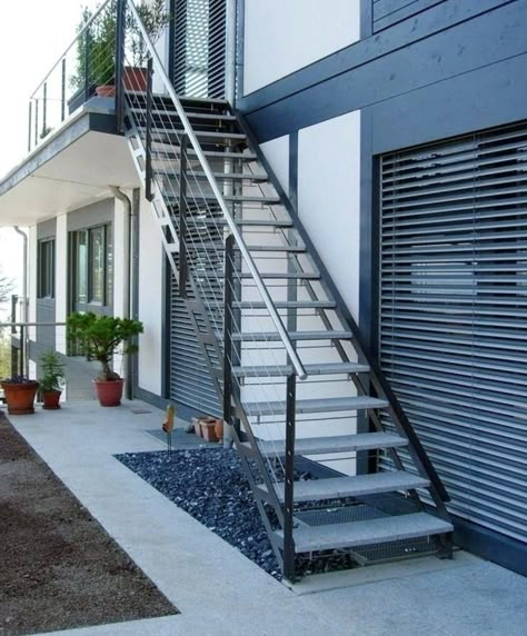 Terrace Stairs Outdoor, Metal Stairs Outdoor, Outside Staircase, External Stairs, Outside Stairs, Modern Stair Railing, Staircase Outdoor, Hardwood Stairs, Beautiful Stairs