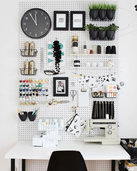 Pegboard Craft Room, Pegboard Storage, Pegboard Organization, Decor Ikea, Ideas Ikea, Craft Room Storage, Diy Desk, Craft Room Organization, Trendy Home