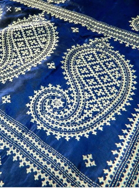 Kutch Work Saree, Russian Cross Stitch, Kutchi Work, Kutch Work Designs, Kutch Work, Hand Embroidery Dress, Digital Embroidery Patterns, Embroidery On Kurtis, Cross Stitch Pillow