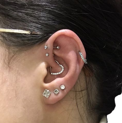 Ear Piercings Tragus, Piercing Inspo, Cool Ear Piercings, Pretty Ear Piercings, Cool Piercings, Cute Ear Piercings, Cute Piercings, Types Of Piercings, Belly Jewelry