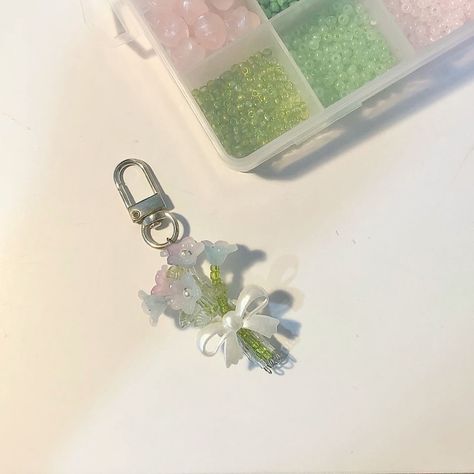 Flower Bead Keychain, Keychain Ideas Beads, Bead Keychain Ideas, Things To Do With Beads, Beaded Keychain Diy, Keychain Beads, Beaded Bouquet, Beaded Stuff, Flower Keychain