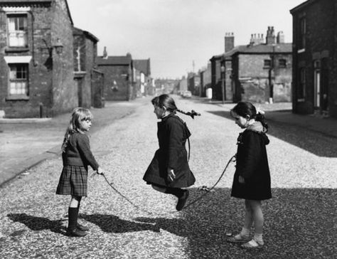 A simpler 1960s childhood in Manchester slums by Shirley Baker ... Shirley Baker, Manchester Street, Photo Noir, Street Portrait, Foto Art, Black White Photos, White Photo, Posters And Prints, Vintage Poster