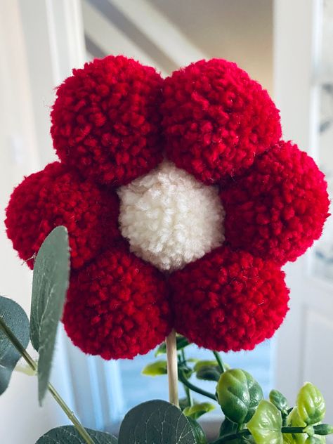 Pom Pom Gift Ideas, Diy Yarn Pom Pom, Pom Pom Flower, Yarn Crafts For Kids, Dollar Tree Gifts, Pom Pom Flowers, Pom Crafts, Diy Pom Poms, T Craft