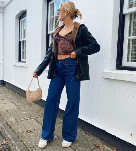 Hope Eve on Instagram: “Out and about💙 (found my new favourite jeans from @motelrocks and this jacket from @urbanoutfitterseu🙌🏻) #adgifted” Dark Mom Jeans Outfit, Dark Mom Jeans, Dark Blue Jeans Outfit, Blue Jean Outfits, Brown Zip Ups, Mom Jeans Outfit, Air Forces, Dark Blue Jeans, Jeans Outfit