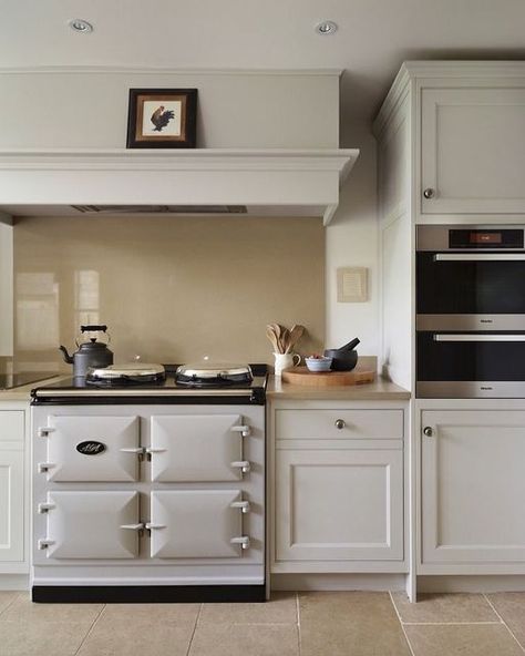 Aga Kitchen, Extractor Fan, Country Kitchen Designs, Open Plan Kitchen Dining, British Furniture, Rustic Modern Kitchen, Country Retreat, Coach House, Family Kitchen