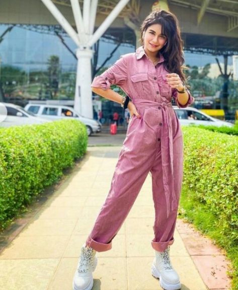 Avneet Kaur, Teen Actresses, Teen Girl Dresses, Fashion Tops Blouse, Funny Picture, Illustration Fashion Design, Stylish Dresses For Girls, Crop Top Outfits, Suit Designs