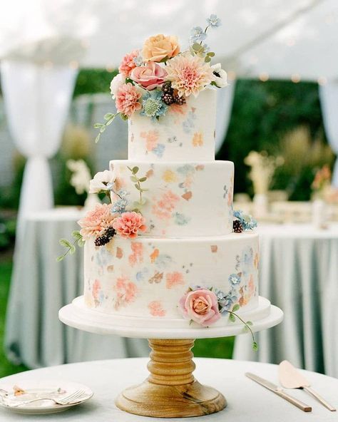 These spring wedding cakes are packing a serious punch with delicate sugar flowers, the prettiest spring color palettes and cascading floral details that are just #gorg. Find all your spring wedding cake ideas at #ruffledblog Spring Wedding Cakes, Wedding Cake With Flowers, Cake With Flowers, Spring Wedding Cake, Pretty Wedding Cakes, The Wedding Cake, Spring Wedding Colors, Spring Wedding Inspiration, Wedding Cakes With Flowers