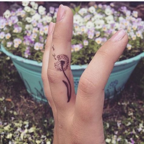 33 Small & Meaningful Finger Tattoos Ideas Meaningful Finger Tattoos, Finger Tattoos Ideas, Tiny Finger Tattoos, Small Finger Tattoos, Finger Tattoo For Women, Finger Tats, Chic Tattoo, Dandelion Tattoo, Finger Tattoo Designs