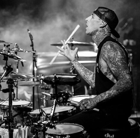 Travis Barker...The Way he plays the Drums....OMGGGG♥♥♥♥♥ Travis Barker Drumming, Playing The Drums Pose, Drum Playing, Drums Wallpaper, Playing The Drums, Tattoo Music, Band Photoshoot, Playing Drums, Tom Delonge