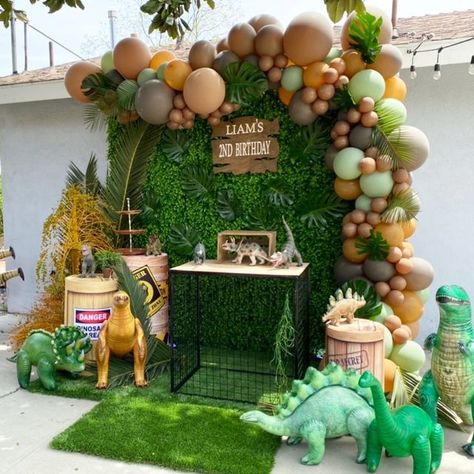 SpecialCreations_byadayg on Instagram: "Dinosaur party!!! #balloongarland #narutoballoons #balloondecorating #balloonideas #fiesta #dinosaur #dinosaursballoons #fiestadefindeaño #meninofesteiro #meninofesta #fiestainfaltil #fiestadeniños" Dinosaur Party Backdrop Ideas, Dinosaur Balloon Decorations, Dinosaur Backdrop Ideas, Dinasour Birthday Ideas, Jurassic Park Party Ideas, Dinosaur Birthday Backdrop, Dinosaur Balloon Garland, Jurassic Party Ideas, Dinosaur Backdrop