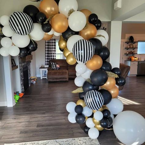 Black, gold, white balloons with gold leaves. Gold White Balloons, Arch Balloon Garland, Arch Balloon, Balloon Arches, White Balloons, Gold Leaves, Balloon Arch, Balloon Garland, Gold Leaf