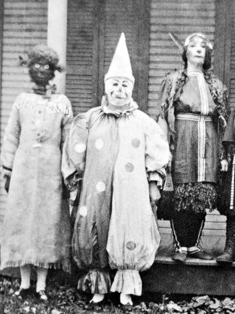 Clown Film, Vintage Bizarre, Creepy Old Photos, Cirque Vintage, Clown Photos, Images Terrifiantes, Vintage Halloween Photos, Creepy Costumes, Creepy Vintage