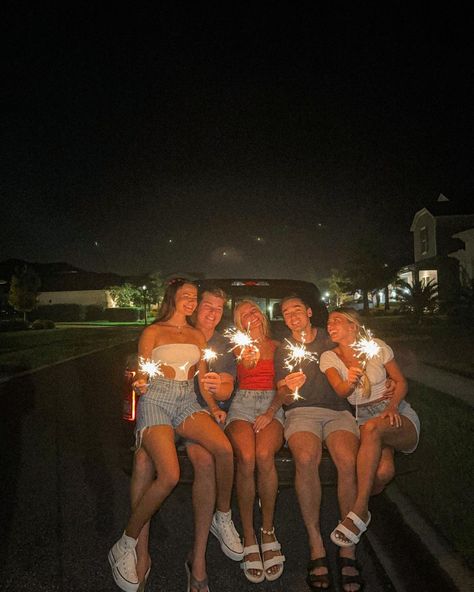 4th Of July Pics To Recreate, 4th Of July Friends Aesthetic, Cute Fourth Of July Pictures Photo Ideas, July 4 Pictures, 4th Of July Teen Party Aesthetic, 4th Of July Pictures Poses, Fourth Of July Sparklers, Fire Work Pictures, 4th Of July Night Pictures