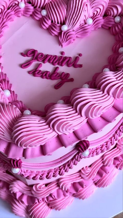 Gemini Cake Ideas, Lunch Cake, 19th Birthday Cakes, Cake Pics, Vintage Birthday Cakes, Birthday Cake Decorating Ideas, Faux Food, Vintage Cakes, Pink Birthday Cakes