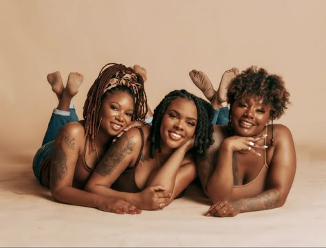 Neutral Tones Photoshoot, Black Girlfriends Photoshoot, Black Siblings Photoshoot, Twin Photoshoot Sisters Birthday, 2 People Photoshoot Ideas, Group Of 3 Photoshoot Ideas, Sister Shoot Ideas Photo Sessions, Best Friends Photoshoot Poses, 3 Sister Photoshoot Ideas