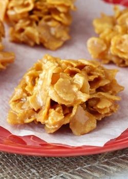 Use cornflakes and creamy caramels to make this Soft and Chewy Caramel Clusters Recipe. You definitely can't eat just one of these! #CaramelClusters #SweetDesserts Cornflake Candy, Cornflake Recipes, Caramel Clusters, Clusters Recipe, Flake Recipes, Cornflake Cookies, Chewy Caramel, International Desserts, Apple Pie Bites