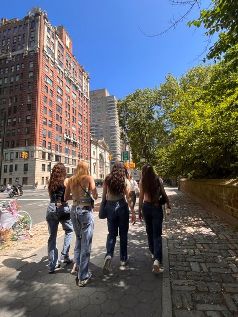 Friends In City Aesthetic, Nyc Teen Aesthetic, City College Aesthetic, Nyc With Friends, Summer In The City Aesthetic, Nyc Aesthetic Friends, City Friends Aesthetic, Nyc Friends Aesthetic, New York Summer Aesthetic