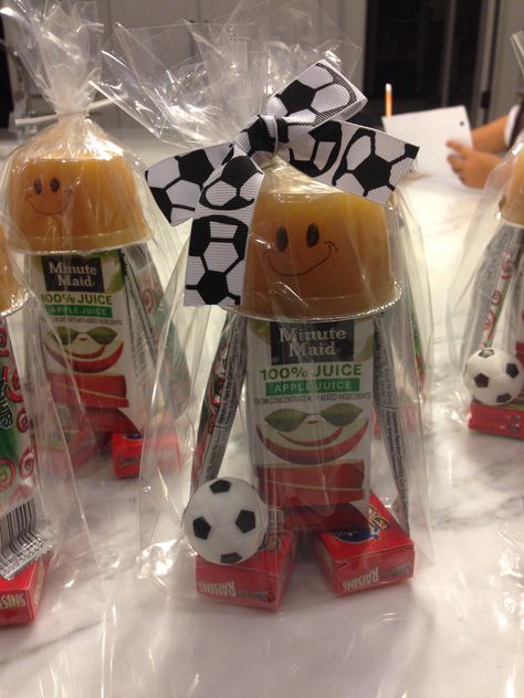 Soccer Snack Bags, Soccer Mom Snacks, Snack Bag Ideas, Soccer Game Snacks, Cheer Snacks, Soccer Treats, Soccer Snacks, Soccer Crafts, Sports Snacks