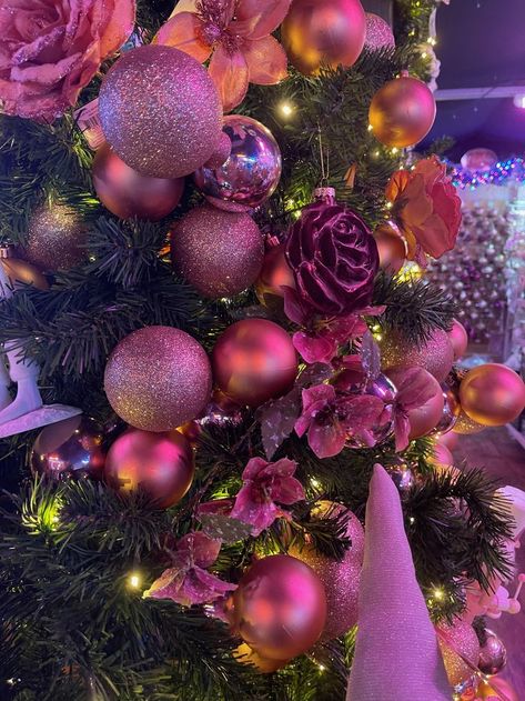 Pink Xmas Tree Decorating Ideas, Hot Pink Christmas Aesthetic, Pink Xmas Tree, Iphone Wallpaper Winter, Pink Xmas, Silver Christmas Tree, Xmas Tree Decorations, Pink Christmas Tree, Silver Christmas