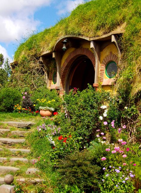 Hobbiton | Bag End (from my visit to the Hobbiton Movie Set ) Lord Of The Rings Painting, Juayua, Hobbit Home, Casa Hobbit, Lotr Art, Hobbit Hole, Movie Set, Hobbit House, The Shire