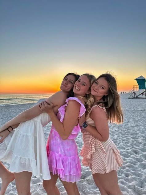 Group Pose Ideas Friends, 3 Person Poses, Picture Poses For Friends, Cute Friend Poses, Homecoming Poses, Cute Beach Pictures, Cute Photo Poses, Beach Instagram Pictures, Insta Poses