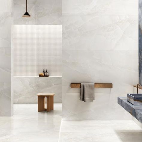 Tele di Marmo Onyx Onyx Tiles Bathroom, Onyx Marble Bathroom, White Onyx Bathroom, Bathroom Marble Wall, Onyx Bathroom Ideas, Onyx Tile Bathroom, White Marble Tile Bathroom, Onyx Bathroom, White Marble Bathroom