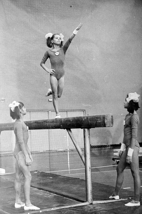 Nadia Comaneci, Gymnastics Pictures, Artistic Gymnastics, Female Gymnast, Olympic Sports, Modern Dance, Rhythmic Gymnastics, Track And Field, Olympic Games