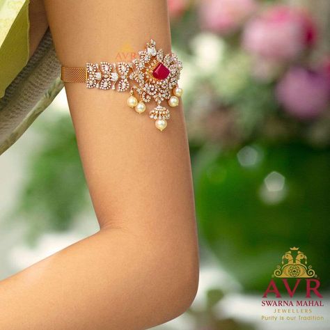 Armlet Gold Indian Arm Bracelets, Simple Diamond Jewelry, Vanki Designs Jewellery, Armlet Gold, Convertible Jewelry, Target Jewelry, Mangalsutra Chain, Arm Bracelet, Diamond Tops