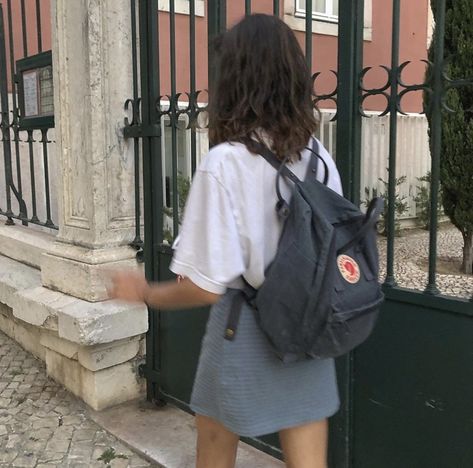 Levi Jeans Outfit, Fjallraven Women, Backpack Fjallraven, Uni Bag, Kanken Mini, Ballet Bag, Aesthetic Backpack, Backpack Outfit, Back To School Bags