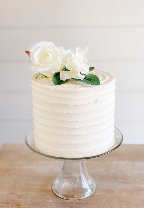 Plain White Buttercream Cake, White Round Cake Simple, Plain White Cake Simple, Simple White Smash Cake, Small Wedding Cakes Simple Classy, Simple Wedding Cake Small One Tier, Plain Birthday Cake, Wedding Cake Minimalist, Simple White Cake