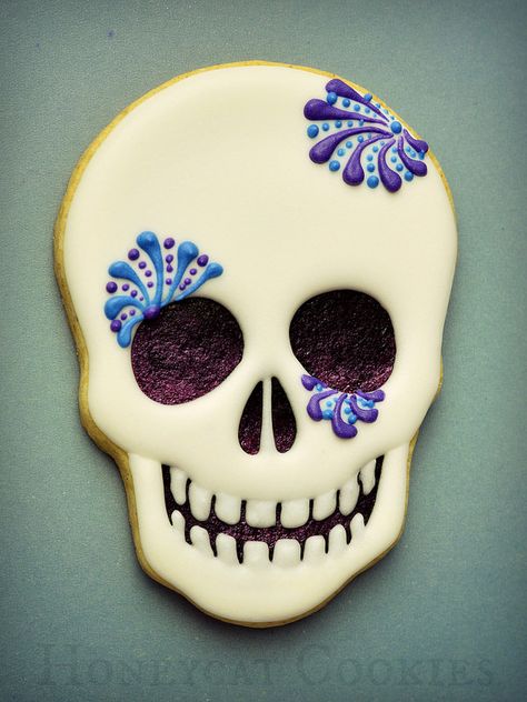 Sugar Skull Cookie | da Honeycat Cookies Sugar Skull Cookies Decorated, Skull Cookies Decorated, Skull Cookie Decorating, Sugar Skull Cookies, Sugar Skull Party, Skull Cookie, Biscuits Halloween, Halloween Sugar Cookies Decorated, Dessert Halloween