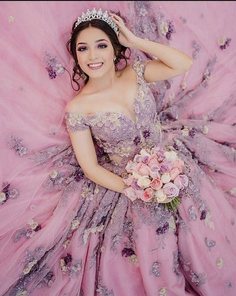 Quincenera Poses Photo Shoots Picture Ideas, Quencinera Photoshoot, Quincenera Photo Shoot Poses, Sweet 15 Photoshoot Ideas, Quinceañera Poses Ideas, Poses For Quinceanera Pictures, Quince Picture Poses, Quince Photoshoot Ideas With Court, Quinceanera Photoshoot Poses