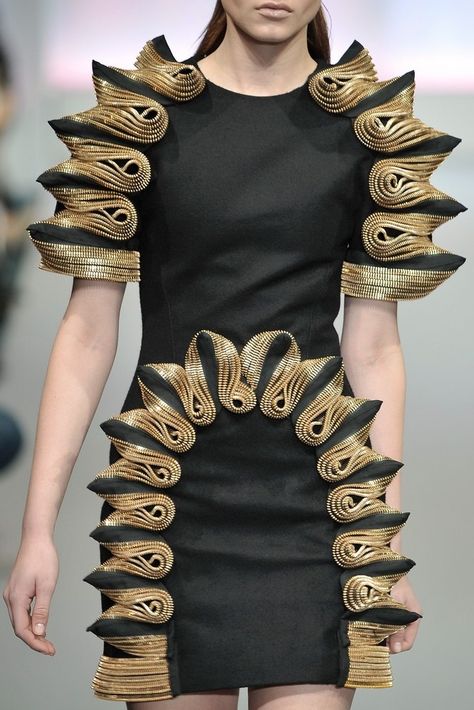 Architectural Fashion, Structural Fashion, Extreme Fashion, Origami Fashion, Sculptural Fashion, Gold And Black Dress, Runway Details, 3d Fashion, David Koma