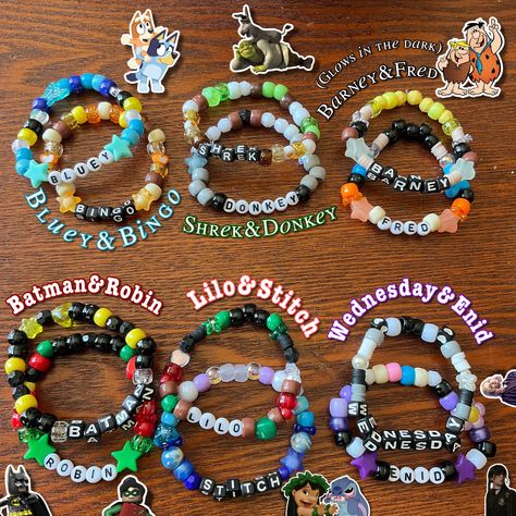 Matching Bracelets Characters, Trio Kandi Bracelets, Good Color Combos For Bracelets, Bracelet Ideas For Best Friends, Trio Bracelet Ideas, Things To Make For Your Best Friend, Friend Ship Bracelets Ideas, Scene Bracelets Ideas, Bracelets For Besties